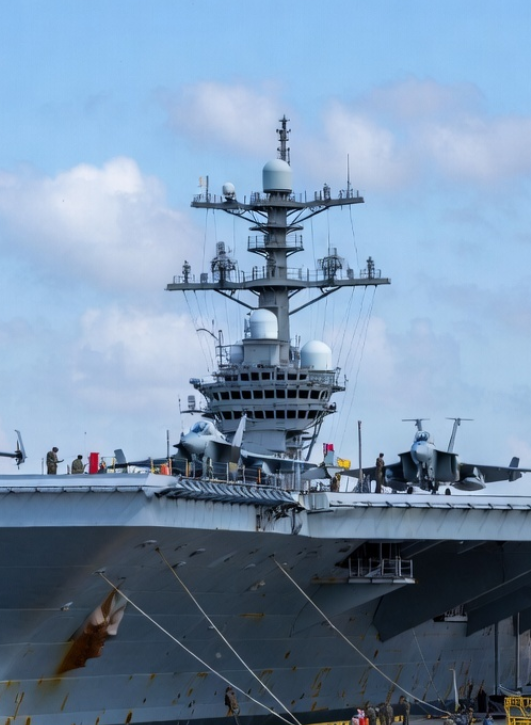 Imagen de El portaaviones USS Gerald R. Ford llega hoy al Comando Sur para combatir narcoterrorismo, bajo órdenes del secretario Pete Hegseth. Con 4,000 marineros y decenas de aviones, protege el hemisferio occidental. <a href="../../buscar/USSGeraldRFord/1">#USSGeraldRFord</a> <a href="../../buscar/USSOUTHCOM/1">#USSOUTHCOM</a>